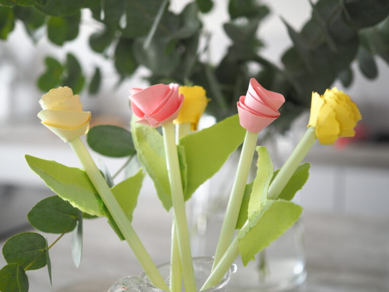 Einfache Papierblumen mit Kindern ganz schnell gebastelt, eine wundervolle Idee zu Muttertag, Vatertag oder Einfach als Geschenk für zwischendurch
