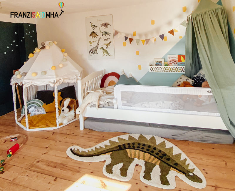 Kinderzimmer Inspiration mit bunter Schlafecke mit Bett und Betthimmel, Dino Teppich und einem Zelt Pavillon als Kuschelhöhle