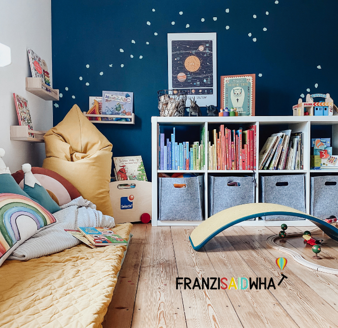 Kinderzimmer Inspiration Leseecke mit Sitzsack, Spielmatratzen, Schrank für Bücher und Spielzeugkisten, Bücherregalen, Spielzeugkiste aus Holz und Wobbel Balance Board