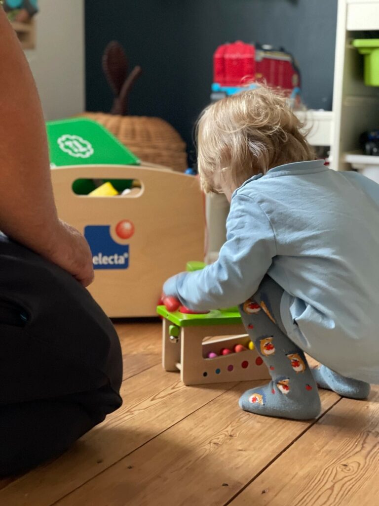 Lieblinge einer 18 Monate alten Entdeckerin – Unser Holzspielzeug von Selecta
